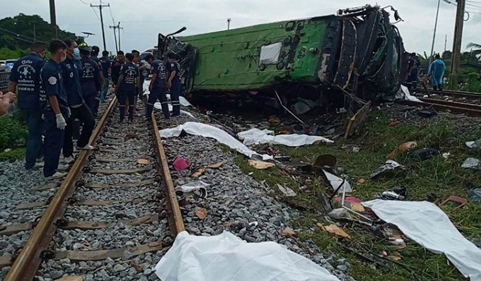 থাইল্যান্ডে পর্যটকবাহী বাসে ট্রেনের ধাক্কা, নিহত ১৭