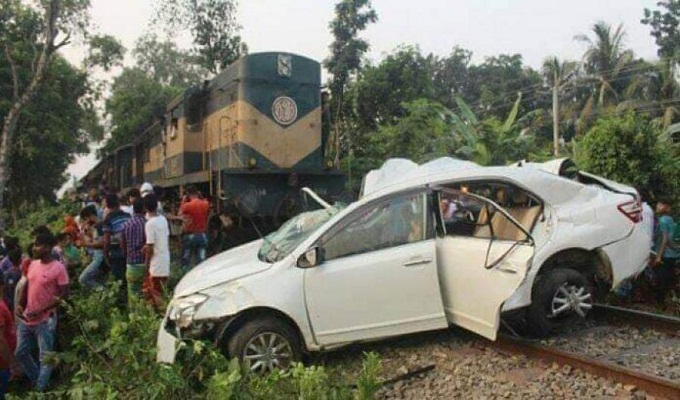 যশোরে প্রাইভেটকারে ট্রেনের ধাক্কা, নিহত বেড়ে ৬