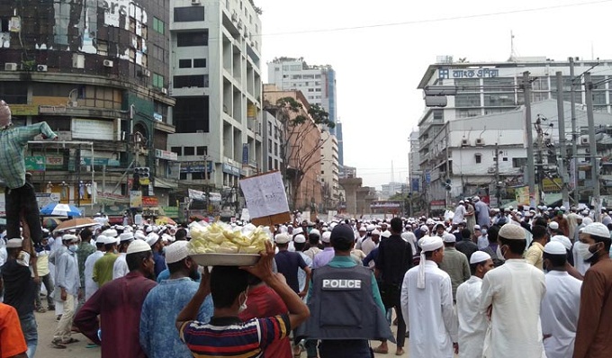 পল্টনে মুসল্লিদের বিক্ষোভ, যান চলাচল বন্ধ