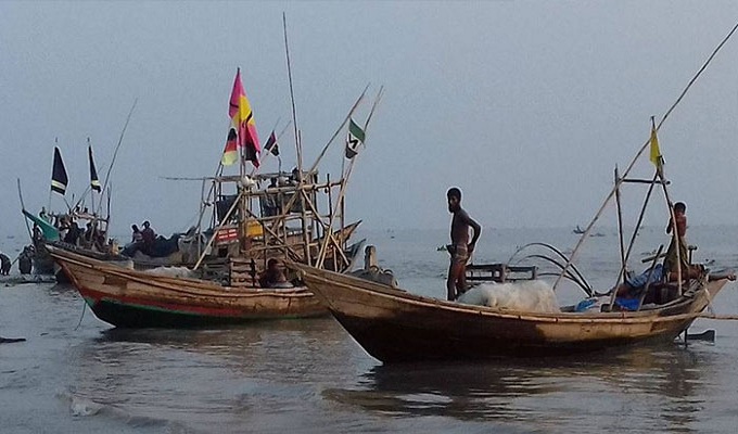 নিষেধাজ্ঞা শেষে ফের জাল নিয়ে জলে জেলেরা