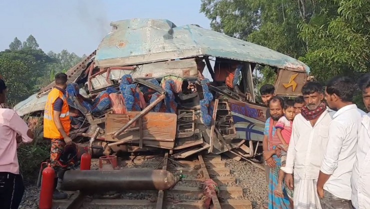 গাজীপুরে ট্রেন-বাসের সংঘর্ষে নিহত বেড়ে ২, ট্রেন চলাচল স্বাভাবিক