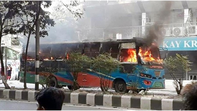 রাজধানীতে ৫ বাসে আগুন