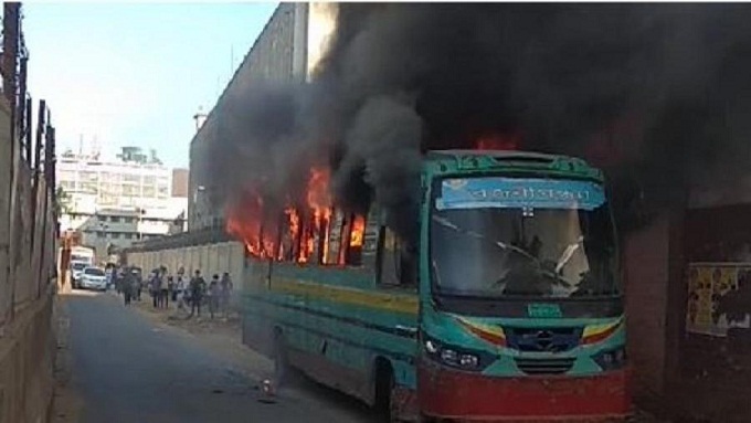 রাজধানীতে বাসে আগুন দেয়ার ঘটনায় গ্রেপ্তার ১৩