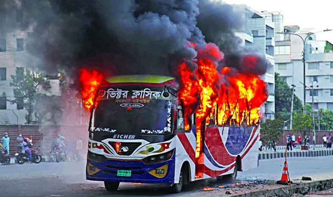 বাস পোড়ানোদের দলীয় পরিচয় পেয়েছে পুলিশ