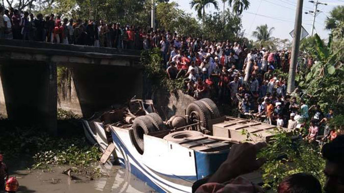 গোপালগঞ্জে যাত্রীবাহী বাস খাদে পড়ে নিহত ৪