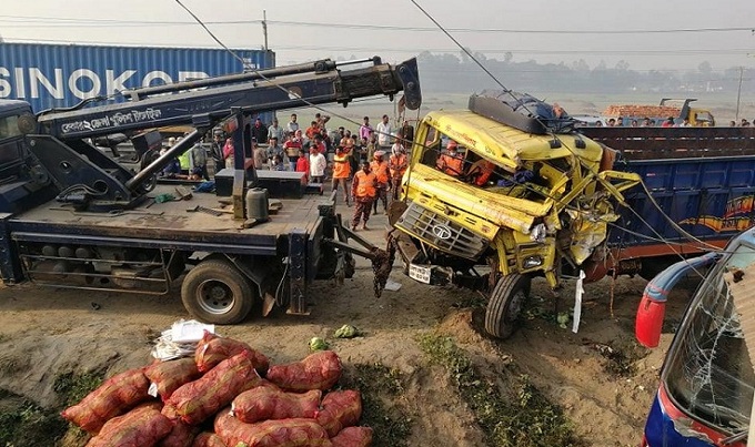 টাঙ্গাইলে সাতসকালে সড়কে গেল ৬ প্রাণ