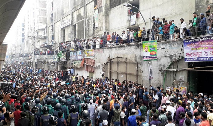 পুলিশের ওপর হামলা, কাঁদানে গ্যাস ছুড়ে উচ্ছেদ শুরু