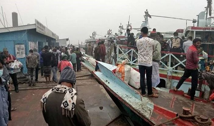 ১২ ঘণ্টা পর পাটুরিয়া-দৌলতদিয়ায় ফেরি চলাচল শুরু