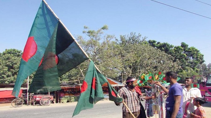 পথের মোড়ে মোড়ে লাল-সবুজের ফেরিওয়ালা