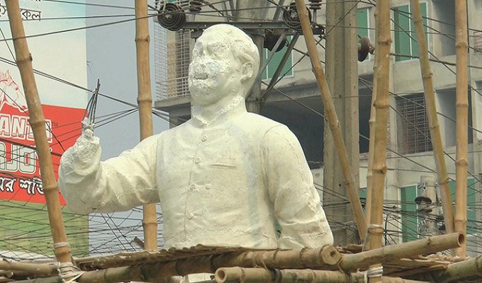 বঙ্গবন্ধুর ভাস্কর্যের অবমাননা : নিন্দা জানিয়ে সাবেক ১০১ সচিবের বিবৃতি