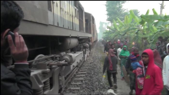 জয়পুরহাটে বাসে ট্রেনের ধাক্কায় নিহত বেড়ে ১২