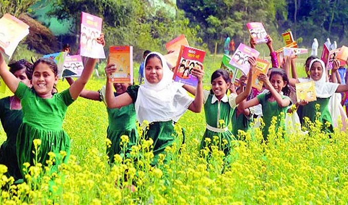 স্কুলে স্কুলে শিক্ষার্থীদের বই বিতরণ