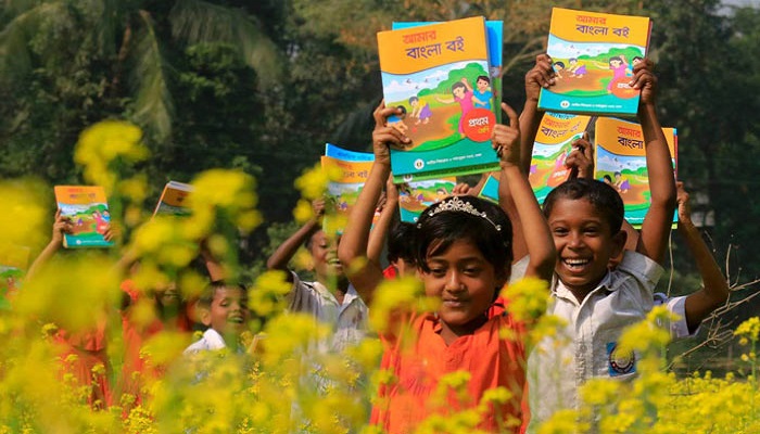 দ্বিতীয় দিনের মত স্কুলে স্কুলে বই বিতরণ