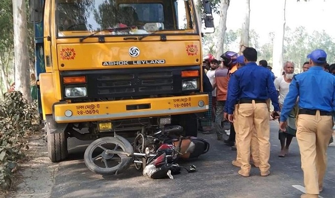 লালমনিরহাটে ট্রাকচাপায় প্রাণ গেল দুই পুলিশের