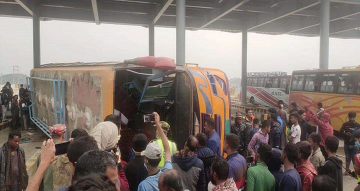 ফরিদপুরে বাস উল্টে ৩ যাত্রীর প্রাণহানি