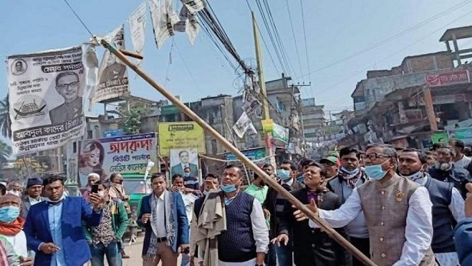 পোস্টার অপসারণ দিয়ে কাজ শুরু করলেন কাদের মির্জা