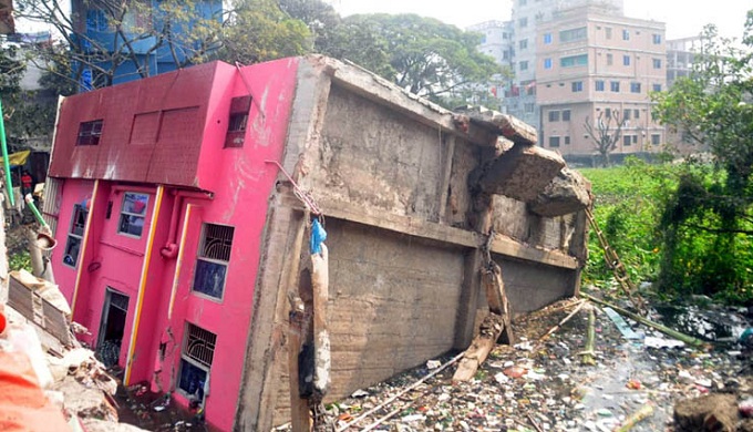 দুর্বল অবকাঠামোর কারণেই ধসে পড়ে ভবনটি