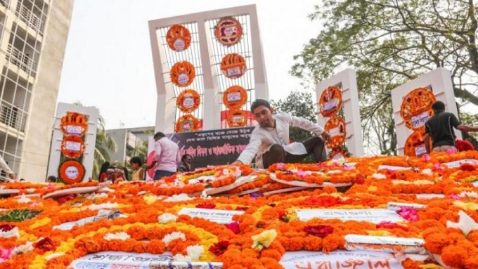 ফুলে ফুলে ছেয়ে গেছে সারাদেশের শহীদ বেদি