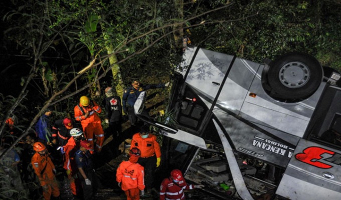 ইন্দোনেশিয়ায় স্কুল শিক্ষার্থীবাহী বাস খাদে, নিহত ২৭