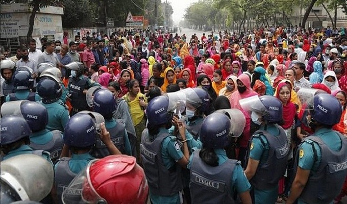 রাজধানীর তেজগাঁওয়ে পোশাক শ্রমিকদের বিক্ষোভ