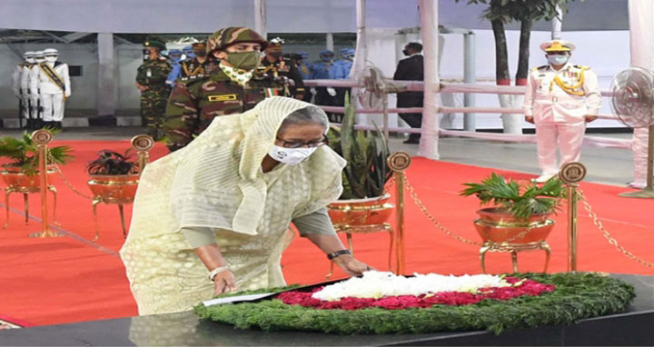 জন্মদিনে ফুলেল শ্রদ্ধায় জাতির জনককে স্মরণ