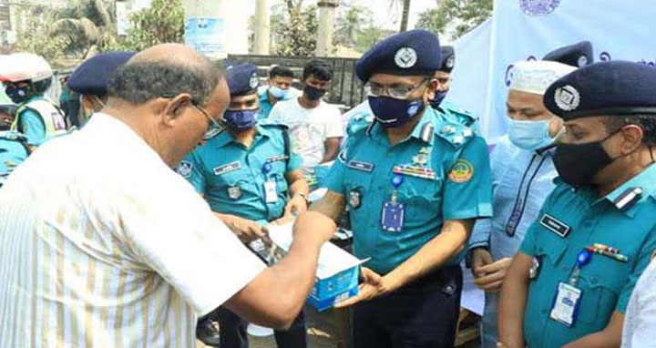 স্বাস্থ্যবিধি পালনে জনগণকে উদ্বুদ্ধ করতে মাঠে নেমেছে পুলিশ