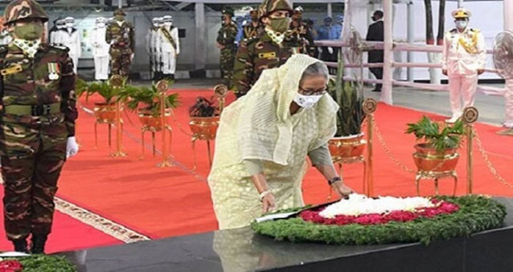 বঙ্গবন্ধুর প্রতিকৃতিতে প্রধানমন্ত্রীর শ্রদ্ধা