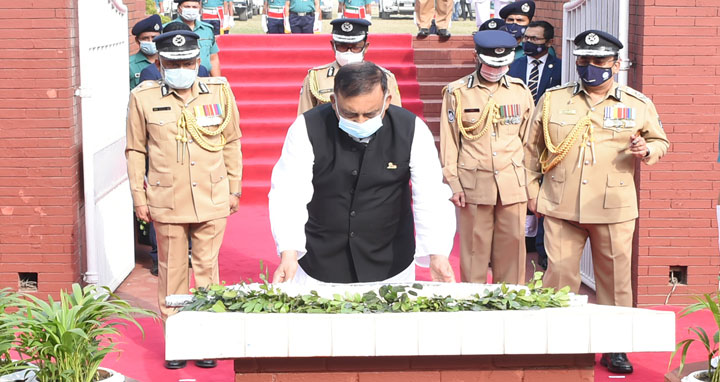 শহিদ পুলিশ সদস্যদের প্রতি স্বরাষ্ট্রমন্ত্রীর শ্রদ্ধা নিবেদন