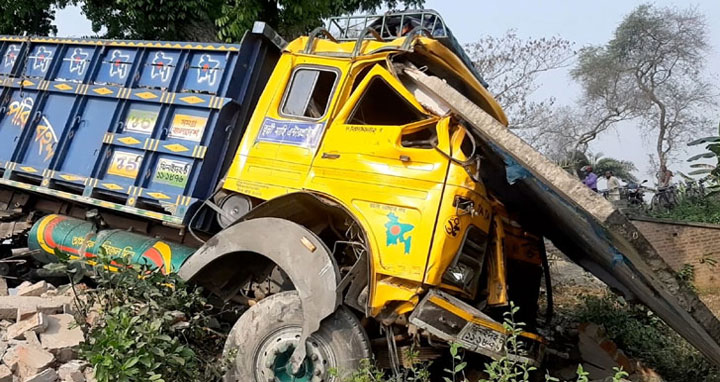 চুয়াডাঙ্গায় ট্রাকের ধাক্কায় প্রাণ গেল বাবা-ছেলের