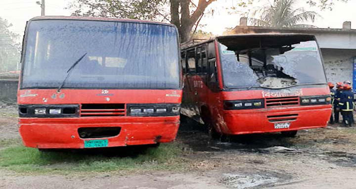 রাজশাহীতে বিআরটিসির দুই বাসে আগুন