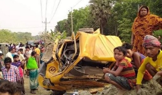 ট্রেনের ধাক্কায় চুরমার ট্রাক, প্রাণ গেল চালক-সহকারীর