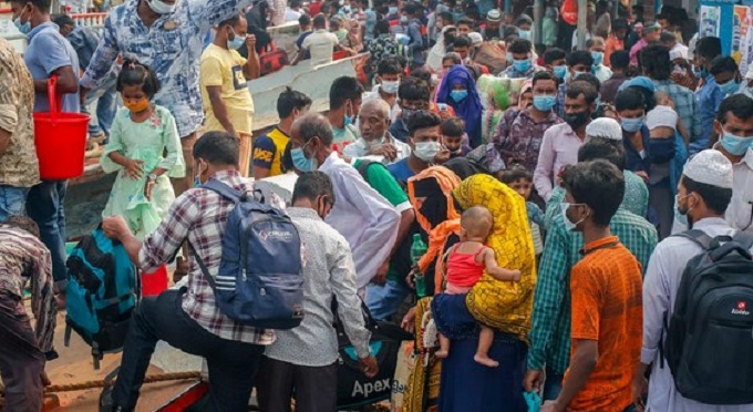 লকডাউনের খবরে ঢাকা ছেড়েছেন কয়েক লাখ মানুষ