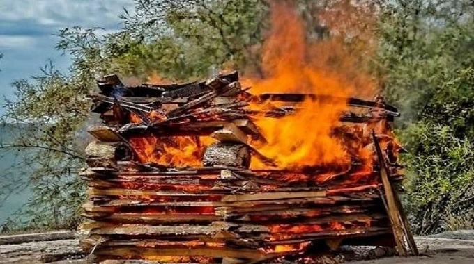 করোনার ভয়ে মৃতকে ছুঁল না পরিবার, সৎকারে মুসলিম যুবকরা