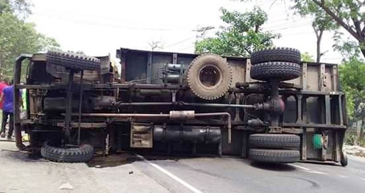 সীতাকুণ্ডে ট্রাক উল্টে তিনজনের প্রাণহানি