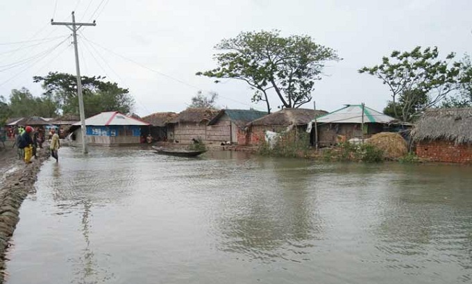 জোয়ারের পানি আরও বাড়ার আশঙ্কায় ৩ নম্বর সংকেত বহাল