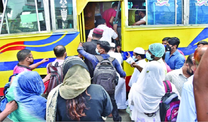 স্বাস্থ্যবিধির বালাই নেই গণপরিবহনে, নেয়া হচ্ছে বাড়তি ভাড়া