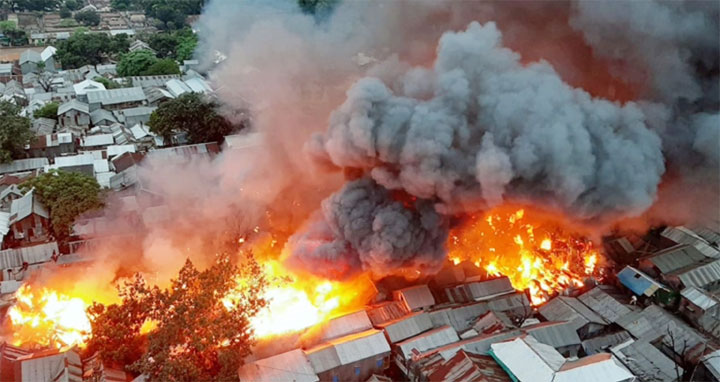 গ্যাস বা বিদ্যুৎ সংযোগ থেকে মহাখালীর সাততলা বস্তিতে আগুন