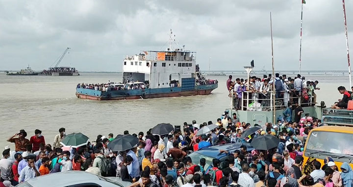 ঢাকা ছেড়ে গ্রামে ছুটছে মানুষ, শিমুলিয়ায় মানুষের ঢল