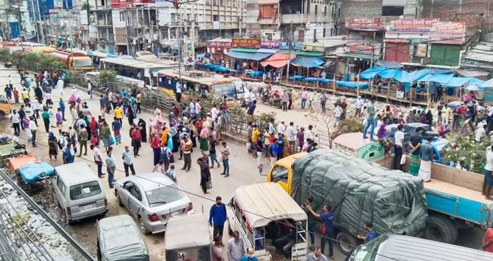 সাভারে মহাসড়ক অবরোধ করে শ্রমিকদের বিক্ষোভ