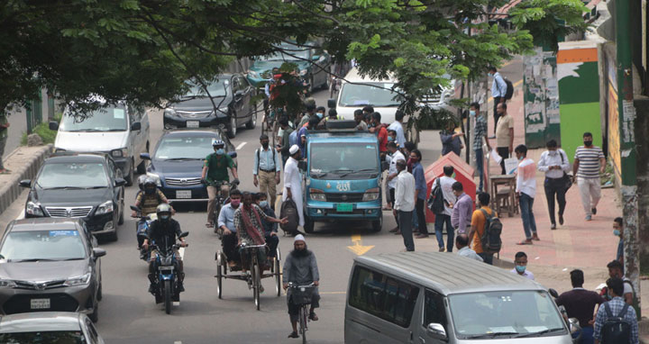 রাস্তায় নেই গণপরিবহন, পথে পথে ভোগান্তি