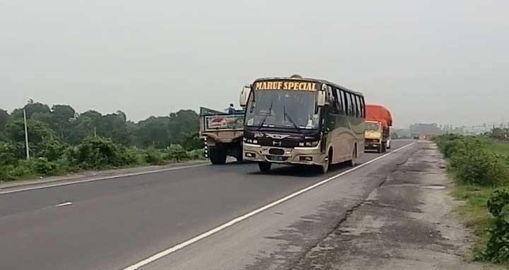 কঠোর বিধিনিষেধেও ঢাকা-টাঙ্গাইল মহাসড়কে বাস চলছে