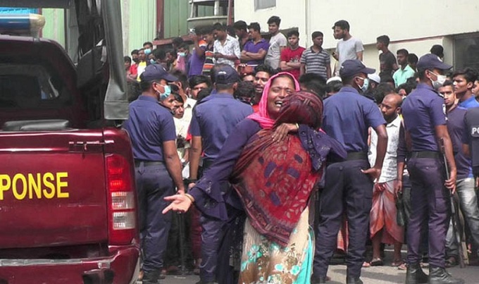 ধসে পড়ছে সেজান জুসের বহুতল ভবন