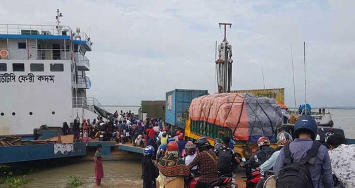 শিমুলিয়া ঘাটে ঘরমুখী মানুষের ঢল, স্বাস্থ্যবিধি উপেক্ষিত