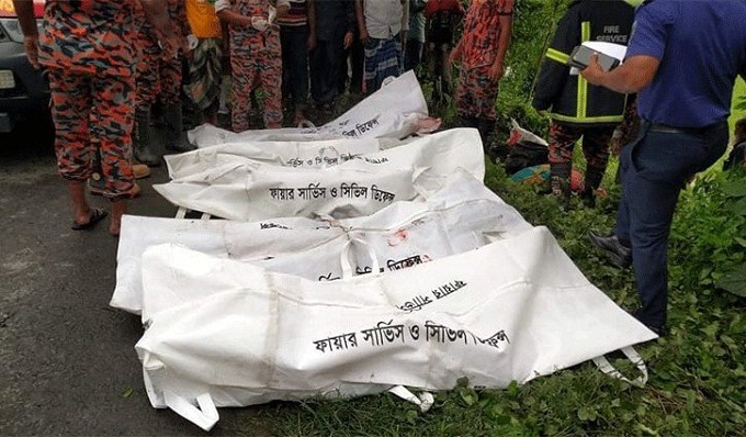 গুরুদাসপুরে পিকআপ ভ্যান খাদে পড়ে নারীসহ নিহত ৫