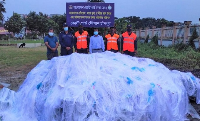 ৭ কোটি টাকা মূল্যের অবৈধ কারেন্টজালসহ ৩ জনকে আটক করেছে কোস্ট গার্ড 