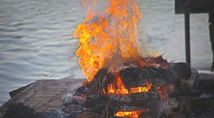 স্ত্রীর চিতায় ঝাঁপ দিলেন স্বামী