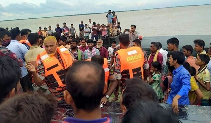 অর্ধ শতাধিক যাত্রী নিয়ে পদ্মায় নৌকাডুবি, ৬ জনের লাশ উদ্ধার