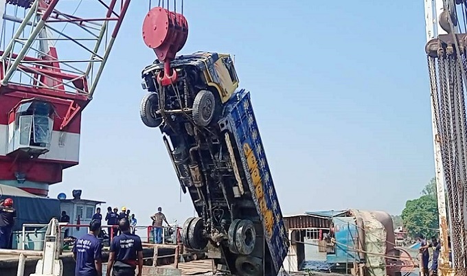 পাটুরিয়ায় ফেরিডুবি: উদ্ধার হলো আরো দুটি গাড়ি