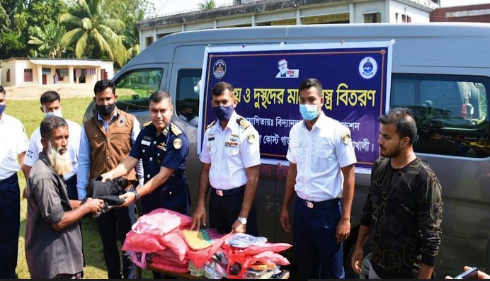 দুঃস্থ পরিবারের মাঝে বিনামূল্যে চিকিৎসা সেবা ও বস্ত্র বিতরণ করেছেন কোস্ট গার্ড