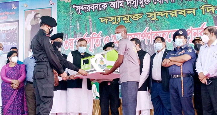 আত্মসমর্পণ করা জলদস্যুদের ঘর-গবাদিপশু হস্তান্তর